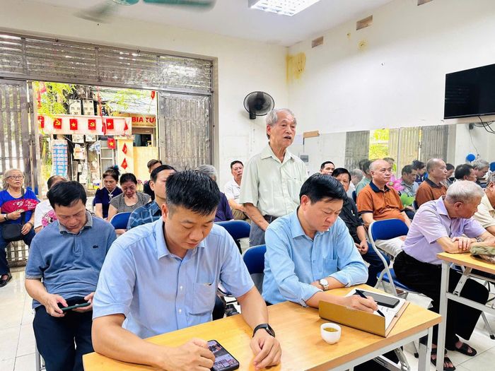 Cán bộ, lãnh đạo phường Đống Đa dự sinh hoạt chi bộ tại khu dân cư. Ảnh: PV