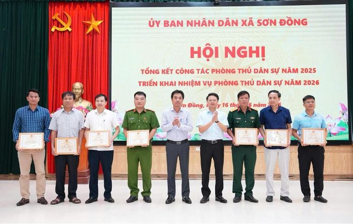 Cá nhân và tập thể được khen thưởng tại hội nghị. Ảnh: NS