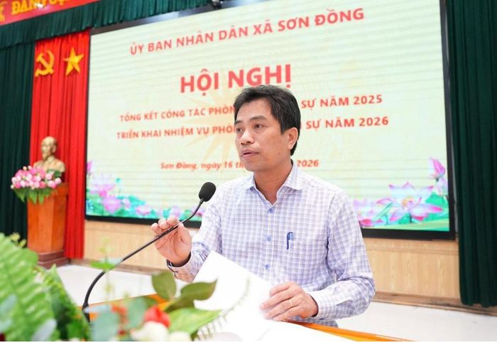 Phó Bí thư Đảng ủy, Chủ tịch UBND xã Sơn Đồng, Trưởng Ban Chỉ huy Phòng thủ dân sự xã Phạm Gia Lộc phát biểu tại hội nghị. Ảnh: NS