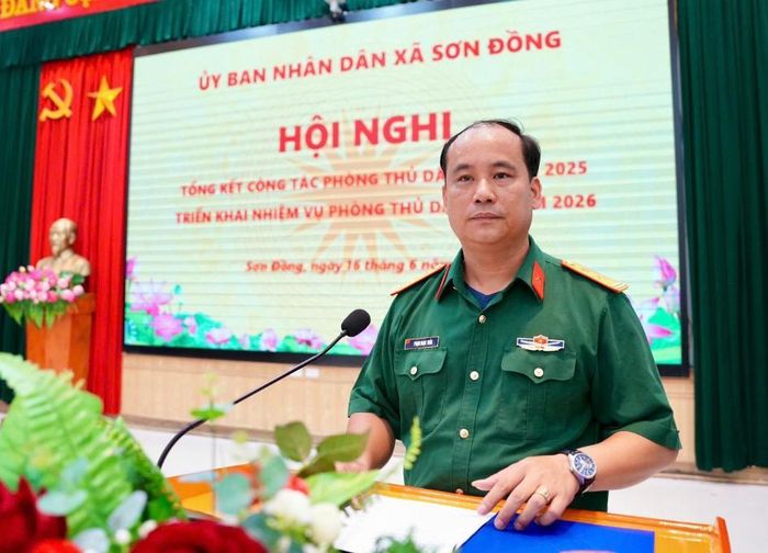Trung tá Phạm Ngọc Tuấn, Phó Chỉ huy trưởng Ban Chỉ huy Quân sự xã Sơn Đồng báo cáo tại hội nghị. Ảnh: NS