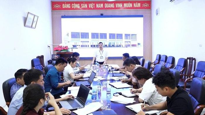 Đồng chí Vũ Mạnh Tuấn, Phó Chủ tịch UBND xã Bình Minh chủ trì hội nghị. Ảnh: T. Đạt