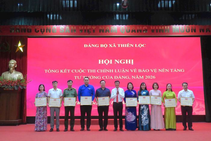 Đảng ủy xã Thiên Lộc đã khen thưởng 10 tập thể có thành tích xuất sắc trong công tác lãnh đạo, chỉ đạo và tham gia cuộc thi. Ảnh: Tú Linh.