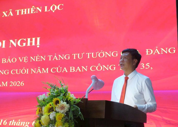 Phó Bí thư Thường trực Đảng ủy, Trưởng Ban Chỉ đạo 35 xã Thiên Lộc Phùng Khải Lợi phát biểu tại hội nghị. Ảnh: Tú Linh.