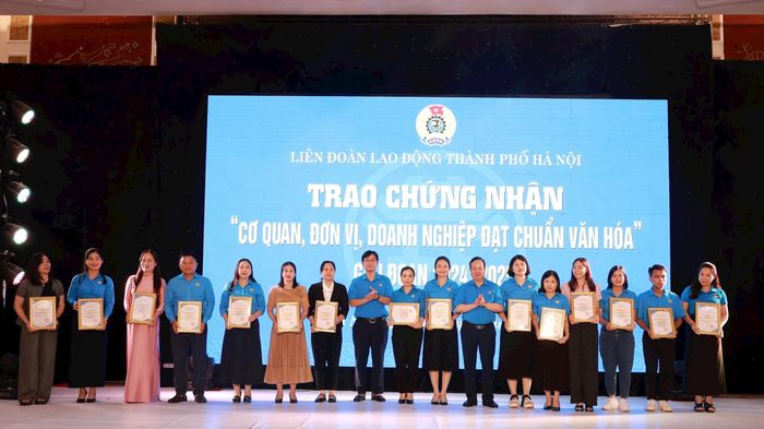 Ban Thường vụ LĐLĐ thành phố Hà Nội trao Bằng khen cho 15 tập thể và 5 cá nhân có thành tích xuất sắc trong triển khai tổ chức Tháng Công nhân và Tháng hành động về an toàn, vệ sinh lao động năm 2026. Ảnh: PV