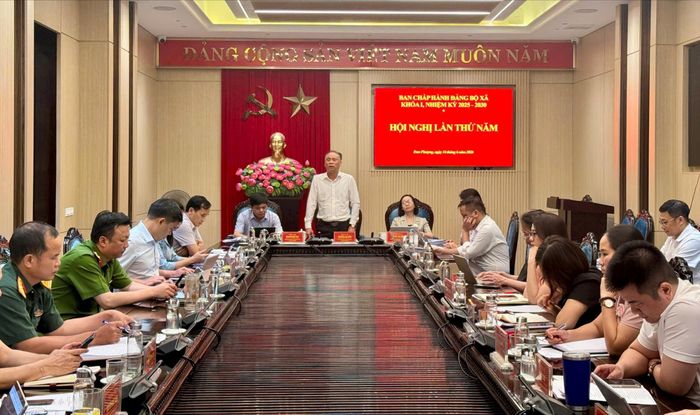 Bí thư Đảng ủy, Chủ tịch HĐND xã Đan Phượng Nguyễn Gia Hiển phát biểu tại hội nghị. Ảnh: Ngân Nguyễn