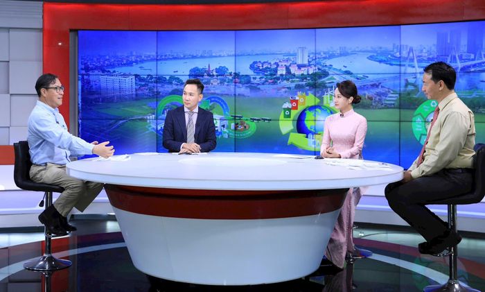Các khách mời trao đổi tại Chương trình. Ảnh: Quang Thái