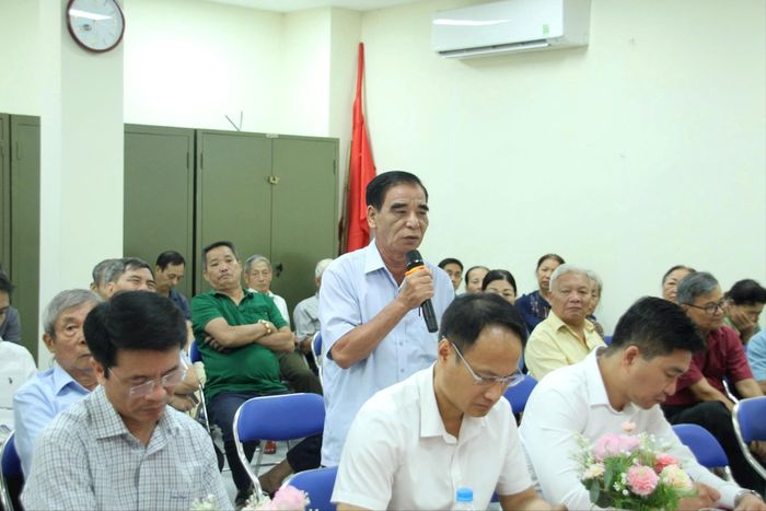 Cử tri phường Phú Thượng kiến nghị nhiều vấn đề liên quan đến đất đai, trật tự đô thị và vệ sinh môi trường. Ảnh: Cao Kỳ