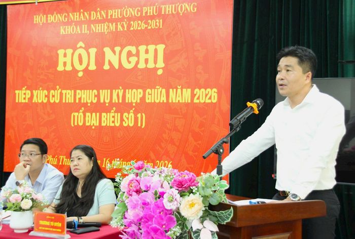 Ông Võ Thanh Tùng, Phó Chủ tịch UBND phường Phú Thượng tiếp thu, giải trình các ý kiến của cử tri. Ảnh: Cao Kỳ
