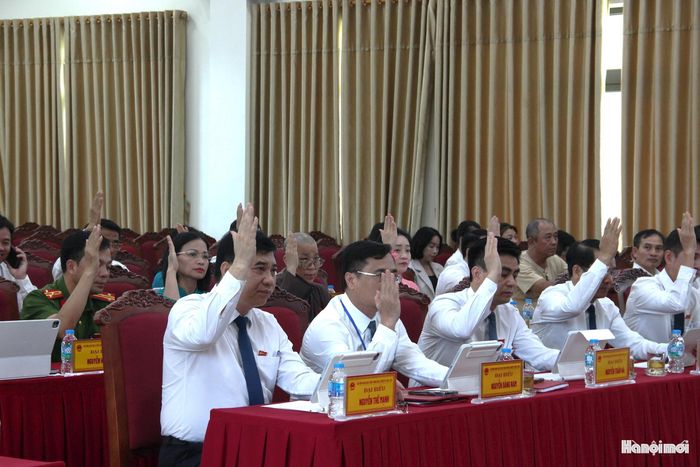 Các đại biểu thông qua nội dung chương trình Kỳ họp. Ảnh: TH