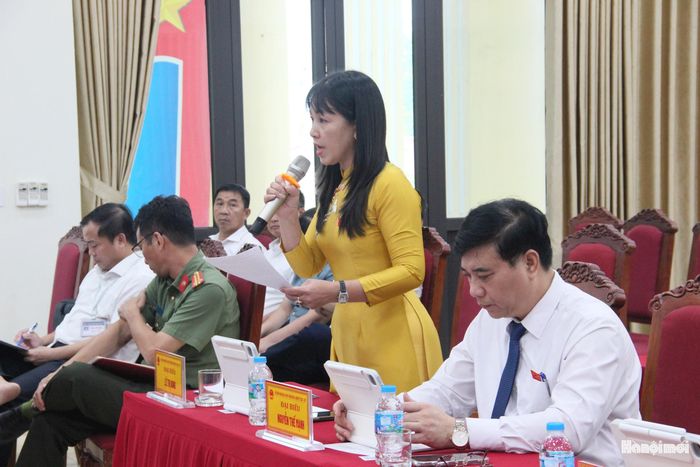 Các đại biểu nêu ý kiến của cử tri gửi tới HĐND tại kỳ họp. Ảnh: TH