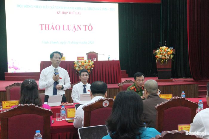 Chủ tịch UBND xã Vĩnh Thanh Nguyễn Quang Đặng trao đổi về các nội dung kiến nghị, đóng góp của đại biểu, cử tri trong phiên thảo luận tổ. Ảnh: TH