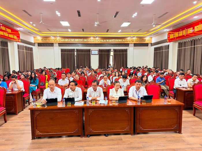 Các đại biểu nghe thông tin về đề án sắp xếp thôn, tổ dân phố trên địa bàn xã Phúc Thịnh. Ảnh: Thanh Hà
