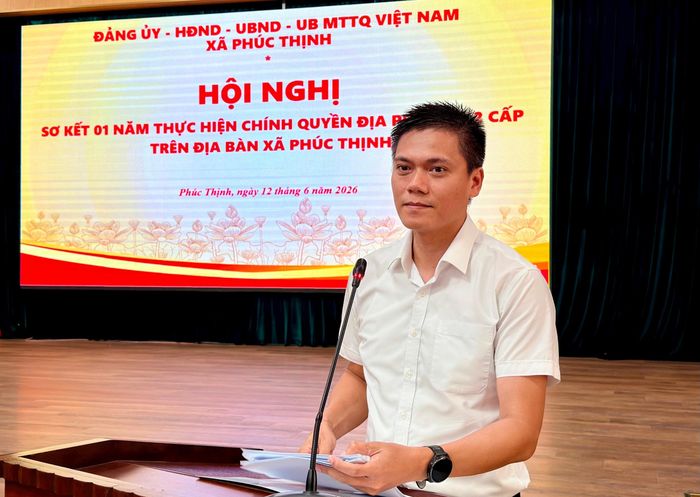 Chủ tịch UBND xã Phúc Thịnh Nguyễn Văn Bằng thông tin về việc sắp xếp thôn, tổ dân phố trên địa bàn xã. Ảnh: Thanh Hà
