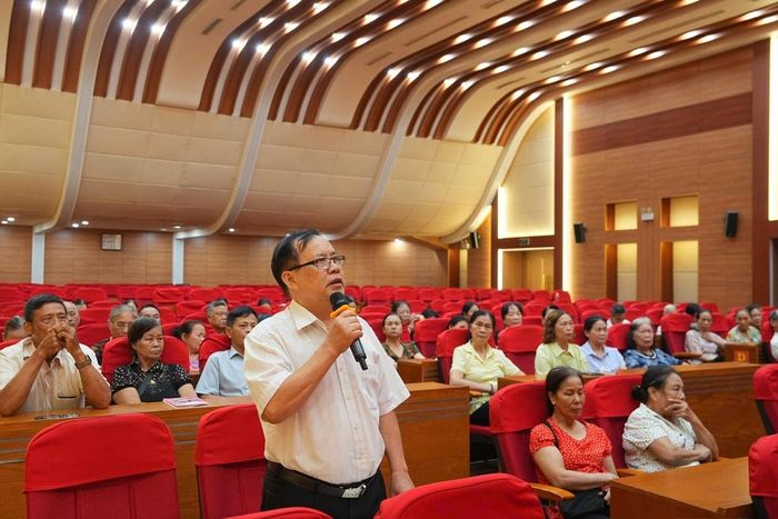 Cử tri Đơn vị bầu cử số 1 phát biểu ý kiến tại hội nghị.