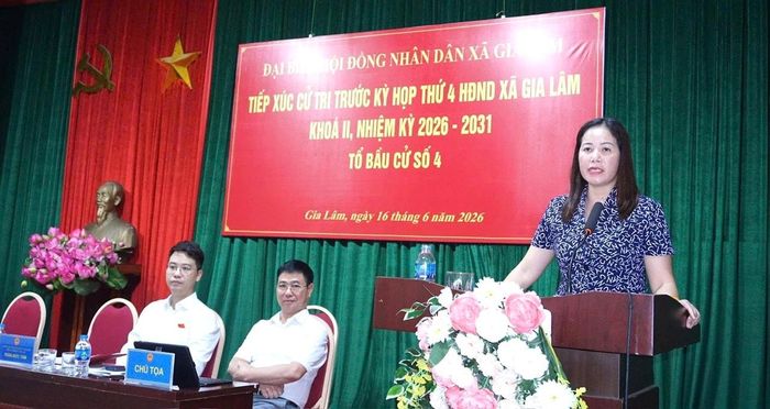 Bà Phùng Thị Hoài Hương, Phó Bí thư Thường trực Đảng ủy, Chủ tịch HĐND xã tiếp thu, giải đáp kiến nghị của cử tri tại Đơn vị bầu cử số 4.