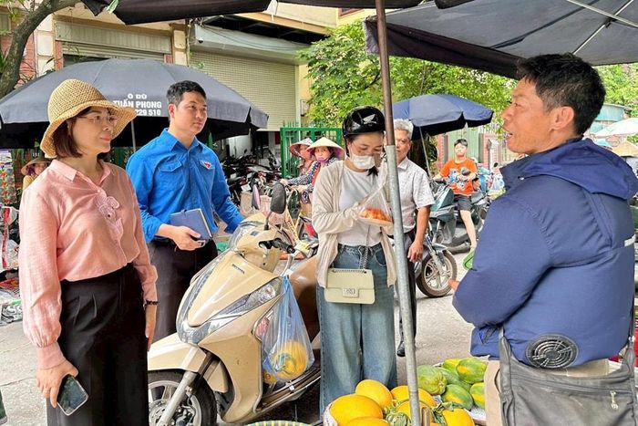 Các tổ công tác tuyên truyền, vận động người dân kinh doanh đúng nơi quy định. Ảnh: Phương Lộc