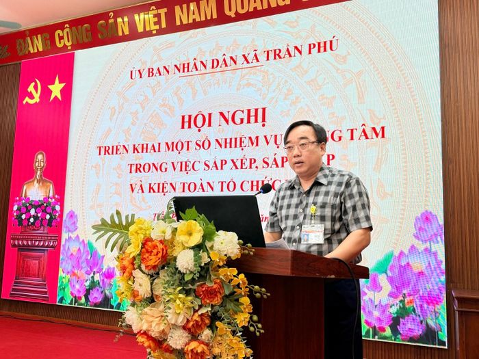 Chủ tịch Ủy ban Mặt trận Tổ quốc Việt Nam xã Trần Trọng Phú tham luận tại hội nghị.