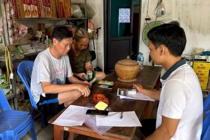 Cán bộ chuyên môn đến tận nhà chi trả tiền bồi thường, hỗ trợ cho người dân.