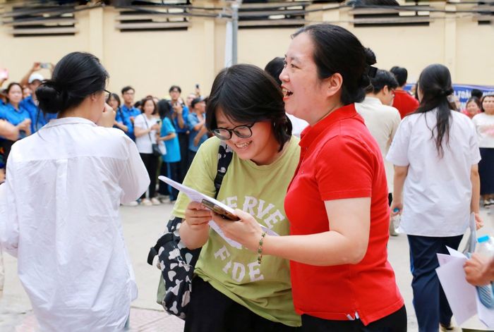 Bố mẹ đồng hành cùng con trong kỳ thi, tạo sự động viên thay vì áp lực thành tích.