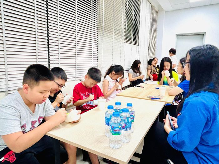 Các em nhỏ tại Tổ dân phố số 13 - Trần Phú (khu Gamuda Gardens) tự tay trang trí cốc giấy theo chủ đề yêu thích. Ảnh: Trần Oanh.