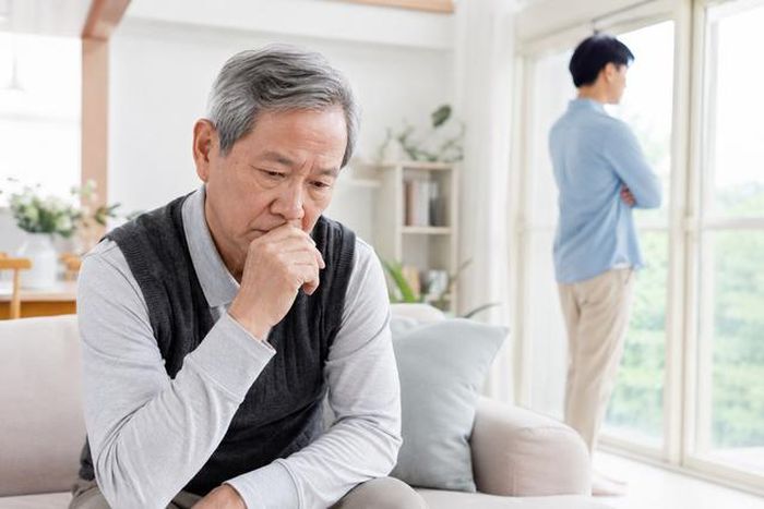 Không dừng lại ở việc xin tiền, con trai còn đề xuất cha bán căn nhà hiện tại, lấy tiền hỗ trợ mình mua nhà rồi chuyển về vùng nông thôn sinh sống. Ảnh minh họa