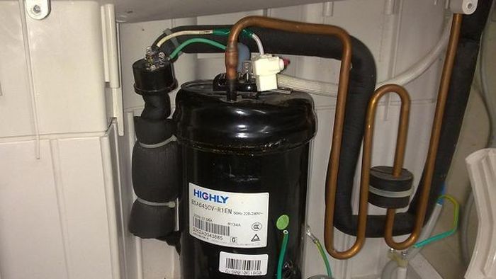 Bạn có thể kiểm tra tủ lạnh có bị rò rỉ gas hay không dựa vào dấu hiệu như tủ bị bám tuyết nhiều ở dàn lạnh, dòng điện hoạt động trong tủ yếu, thời gian làm lạnh kéo dài, tủ tỏa ra hơi lạnh yếu...