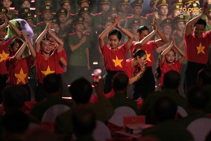 2 con Khánh Thi - Phan Hiển biểu diễn trong chương trình "Gala Tổ quốc bình yên".