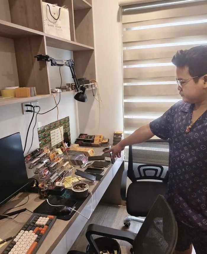 Đối tượng Hoàng Văn Duẩn cùng tang vật thực hiện hành vi phạm tội. Ảnh: CACC