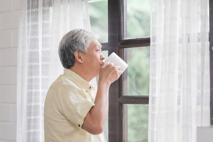 Càng lớn tuổi, tôi càng thấm thía lời vợ từng nói. Nếu ngày ấy tôi mềm lòng giao hết tài sản cho các con hoặc chuyển đến sống chung, chưa chắc tôi đã có được sự tự do và thoải mái như hiện tại. Ảnh minh họa