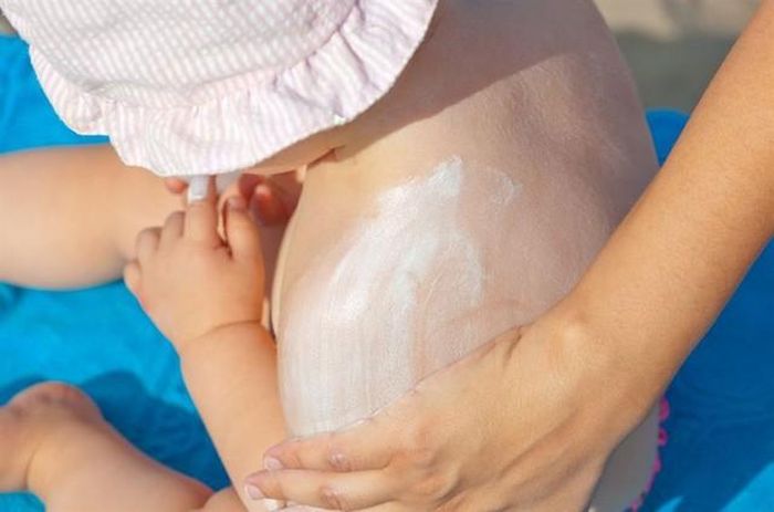 Phụ huynh nên ưu tiên mua sản phẩm tại các kênh phân phối uy tín để đảm bảo kiểm soát chất lượng. Việc kiểm tra bao bì, hạn sử dụng và thông tin nhà sản xuất cũng cần được thực hiện đầy đủ. Đây là bước quan trọng giúp giảm thiểu rủi ro khi sử dụng cho trẻ.