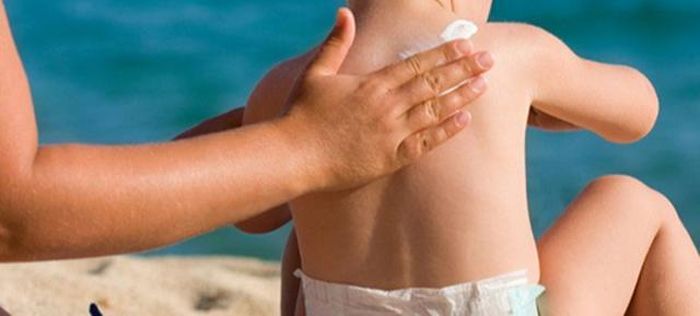 Việc lựa chọn loại kem chống nắng phù hợp cho trẻ là yếu tố cần được cân nhắc kỹ.