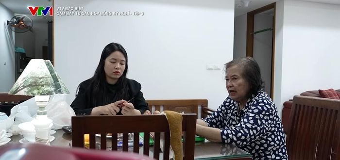 Huyền đã nhiều lần đến nhà thăm bà Tín, thân thiết như con cháu trong gia đình (Ảnh: VTV)