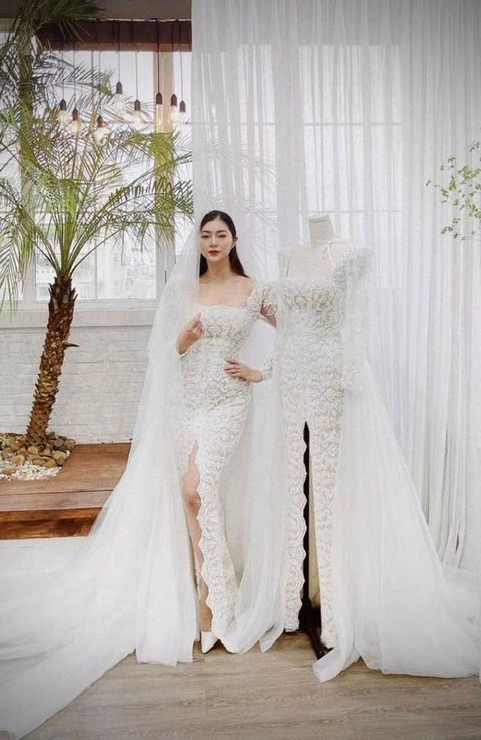 Thanh Trúc khoe dáng trong váy cưới xinh đẹp, gợi cảm.