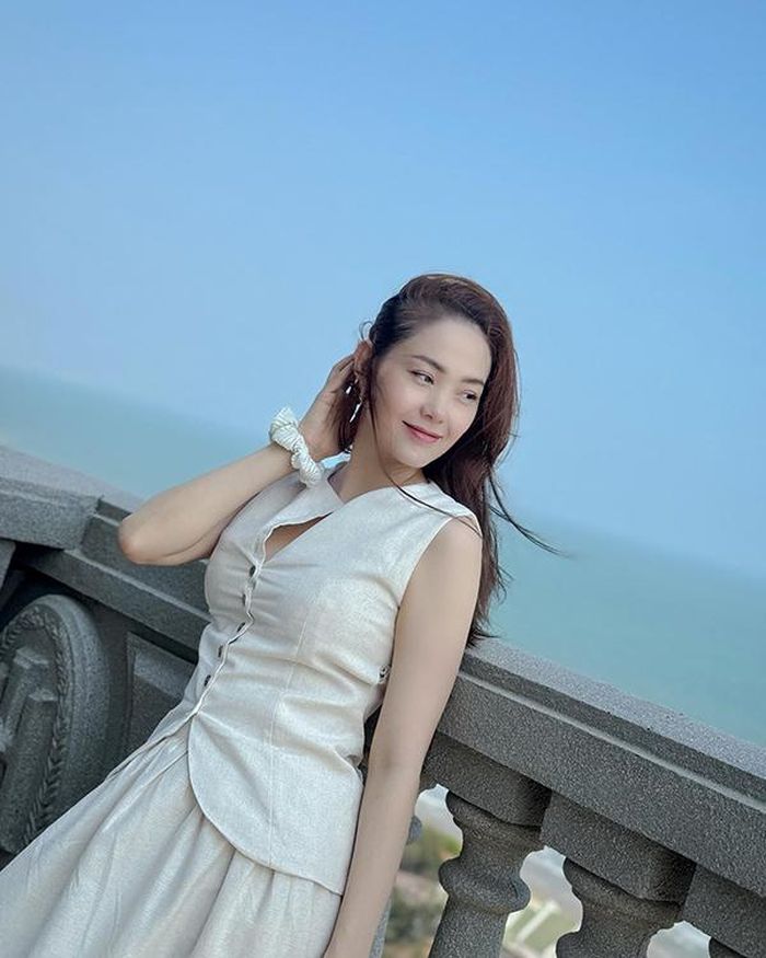 Theo cô, serum chống lão hóa dùng trước, serum dưỡng trắng dùng sau. Khi bôi serum làm trắng, người đẹp nhỏ thêm vài giọt vitamin C để da có thêm sức sống, cuối cùng mới thoa kem dưỡng ẩm.