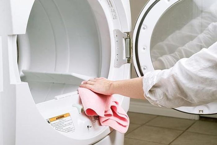 Nhiều dòng máy hiện đại được tích hợp chương trình vệ sinh lồng giặt. Người dùng nên thực hiện ít nhất mỗi tháng một lần.
