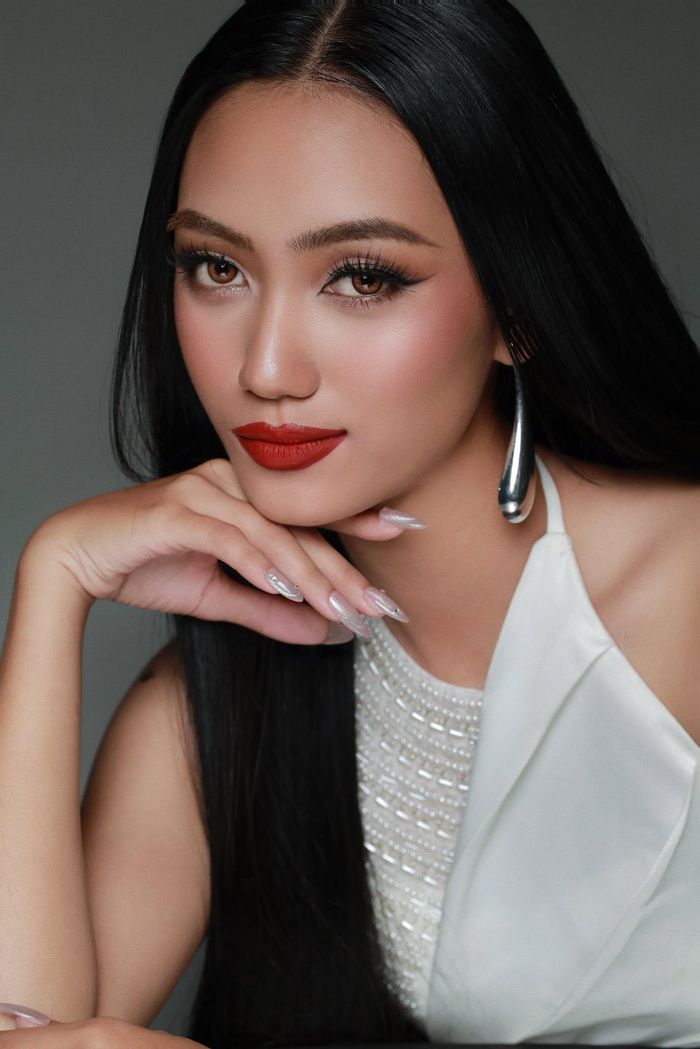 Diễm Quyên là gương mặt quen của sân chơi nhan sắc này bởi cô từng lọt Top 15 Miss Grand Vietnam 2023. Ngoài ra, cô còn giành giải thưởng Best in Evening Gown, Top 38 Miss Cosmo Vietnam 2023, Á khôi 2 cuộc thi Nét đẹp Sư phạm Mở rộng 2022.