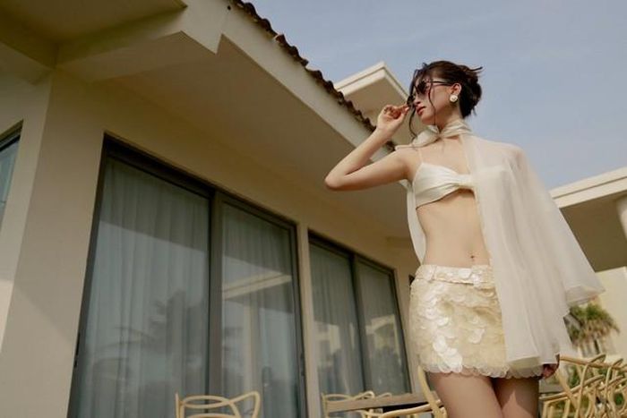 Tiểu Vy lựa chọn trang phục gợi cảm, tôn lên đường cong quyến rũ. Nhiều khán giả nhận xét rằng Tiểu Vy ngày càng đẹp theo cách rất riêng, cô luôn giữ vững phong độ về sắc vóc, biểu cảm của một hoa hậu.