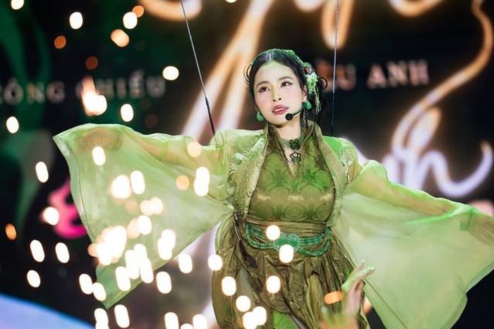 Trên trang cá nhân, ca nương Kiều Anh vừa chia sẻ những hình ảnh tại sự kiện giới thiệu MV "Lá ngọc cành vàng". Buổi ra mắt MV của Kiều Anh có sự góp mặt của người thân, bạn bè và những đồng nghiệp của cô là ca sĩ, diễn viên nổi tiếng.