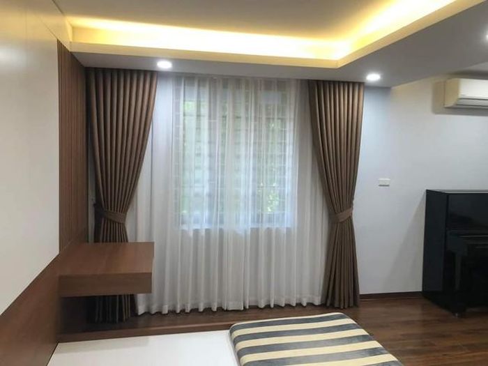 Chống nắng cửa sổ bằng rèm cửa giúp giảm hơn cường độ ánh sáng hoặc ngăn chặn ánh sáng vào phòng. Thích hợp cho ai không muốn bị làm phiền bởi ánh sáng.