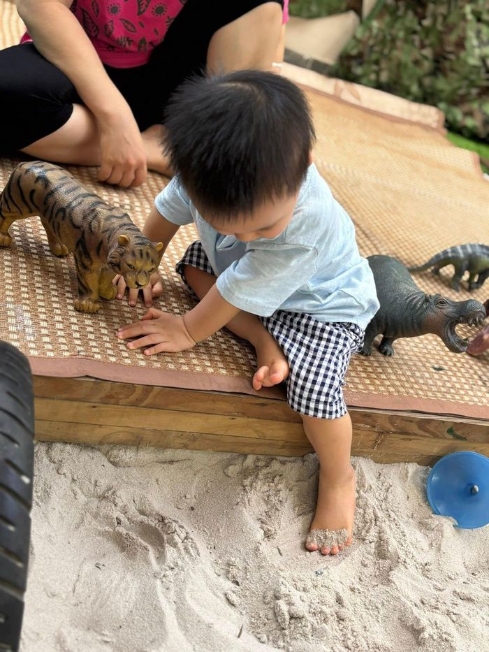 Nữ diễn viên tin rằng rồi sẽ đến một ngày con trai tự tin chạy vào lớp mà không cần ngoái đầu tìm mẹ nữa.