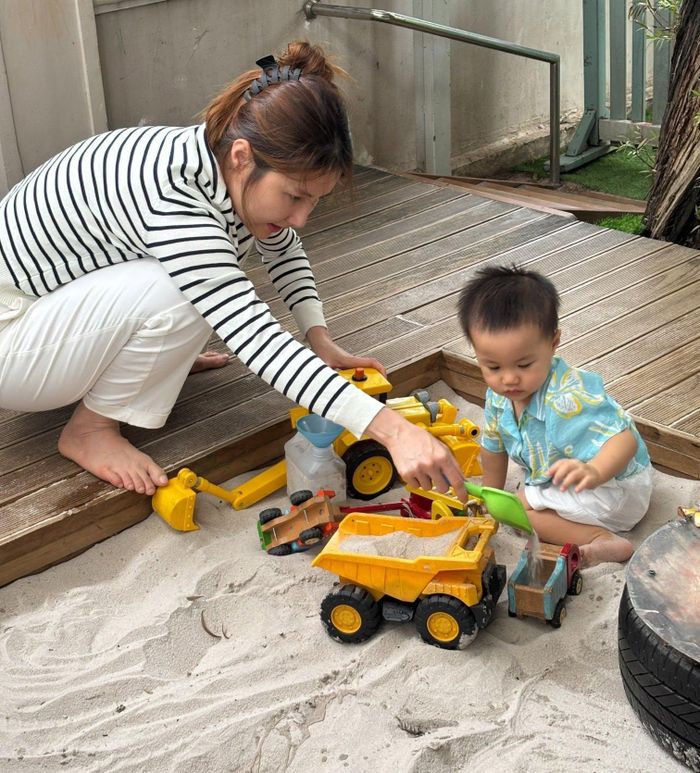 Trên trang cá nhân, diễn viên Diễm My 9X đã chia sẻ những hình ảnh đồng hành cùng con trong ngày đầu tiên đi học. Diễm My gọi đây là "cột mốc nhỏ" của hai mẹ con, bày tỏ sự xúc động khi nhìn con khóc và không nỡ rời xa mẹ.
