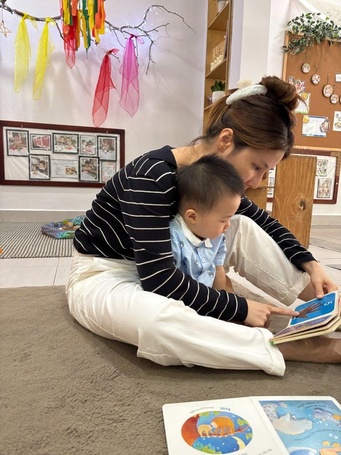"Em mới hơn 16 tháng tuổi thôi, còn bé xíu, nhưng mẹ muốn em bắt đầu làm quen với một thế giới rộng hơn ngoài vòng tay gia đình. Mẹ mong em được gặp gỡ nhiều bạn mới, học cách chia sẻ đồ chơi, ngồi ăn nề nếp, biết chờ đến lượt mình và từng bước xử lý những tình huống rất đơn giản trong cuộc sống", nữ diễn viên viết.
