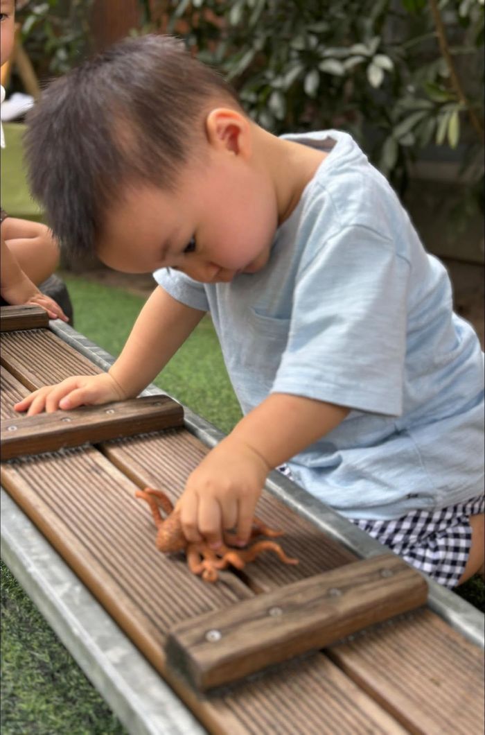 Con trai của Diễm My làm quen với các bạn, với các đồ chơi, vật dụng trong trường. Để con không quá bỡ ngỡ trong ngày đầu đến lớp, Diễm My ở bên cạnh, chơi cùng bé.
