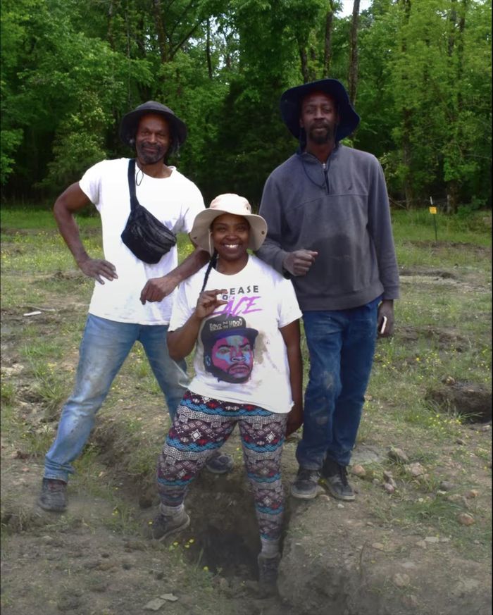 Keshia Smith bên cạnh viên kim cương may mắn. (Arkansas State Parks Fanpage)
