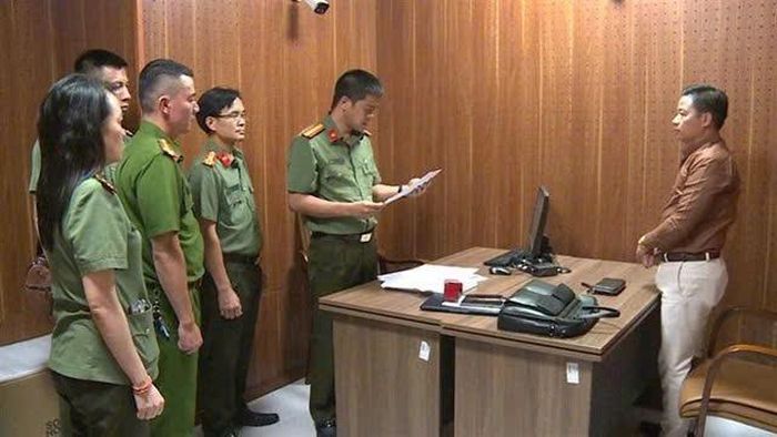 Cơ quan An ninh điều tra thông báo quyết định khởi tố bị can đối với Sỹ Anh Tuyên, Chủ tịch HĐQT Công ty cổ phần nước GMT. Ảnh: Bộ Công an.