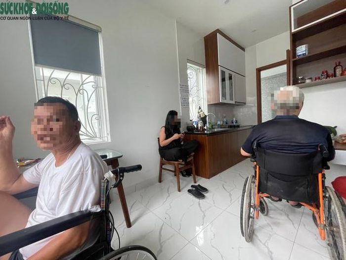 Bên trong căn phòng nơi nhiều người và người nhà ở lại để được hỗ trợ điều trị. Ảnh: PV.