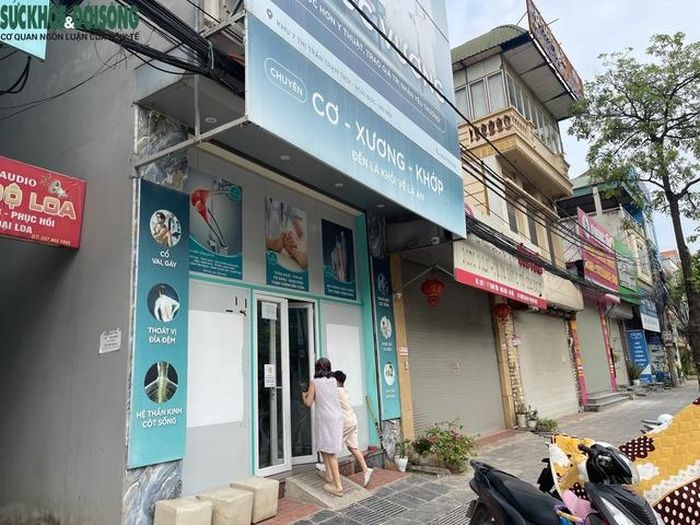 Nhiều gia đình đưa trẻ nhỏ đến cơ sở Y Đức Vương (mặt đường 32) để được hỗ trợ điều trị chậm nói, chậm phát triển trí tuệ, tăng động. Ảnh: PV