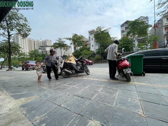 Hình ảnh người nhà đưa cháu nhỏ đến cơ sở Y Đức Vương (mặt đường 32) để được hỗ trợ điều trị. Ảnh: PV