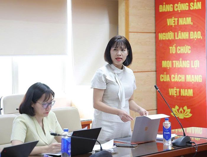 Phó Vụ trưởng Vụ Pháp chế, Đinh Thị Thu Thủy báo cáo kết rà soát văn bản quy phạm pháp luật của ngành y tế.