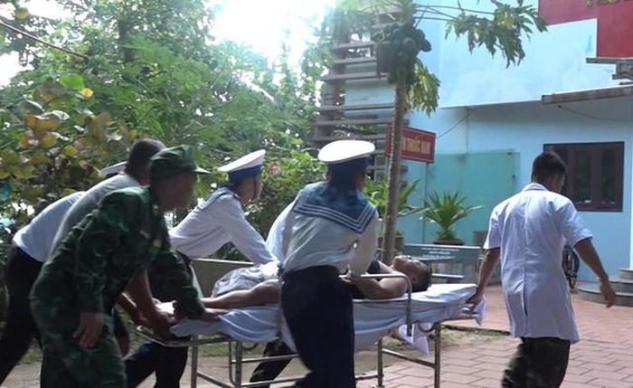 Ngư dân Tùng được khẩn trương đưa vào bệnh xá cấp cứu.